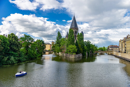 Le Temple neuf ou Nouveau Temple protestant &agrave; Metz avec un bateau sur le fleuve