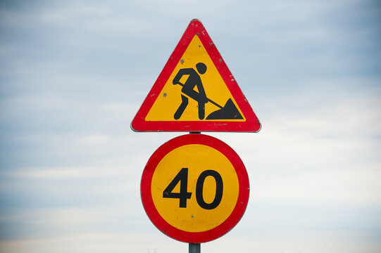 Road Sign: Speed Limit 40 Km/h In Combination With Road Works Ahead