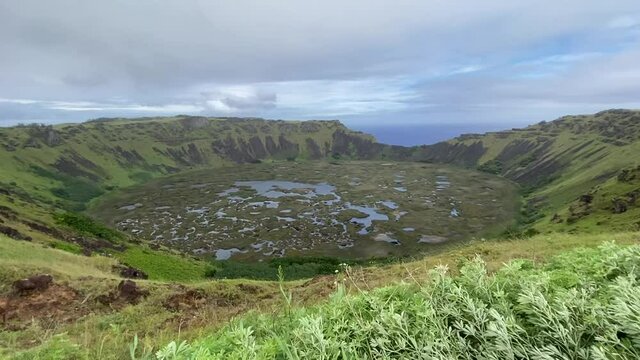 Crat&egrave;re du volcan Rano Kau &agrave; l'&icirc;le de P&acirc;ques