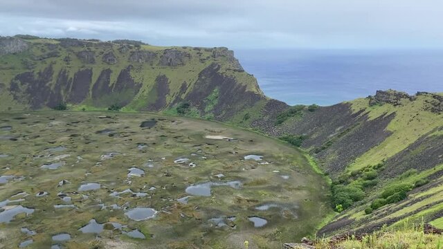 Crat&egrave;re du volcan Rano Kau &agrave; l'&icirc;le de P&acirc;ques