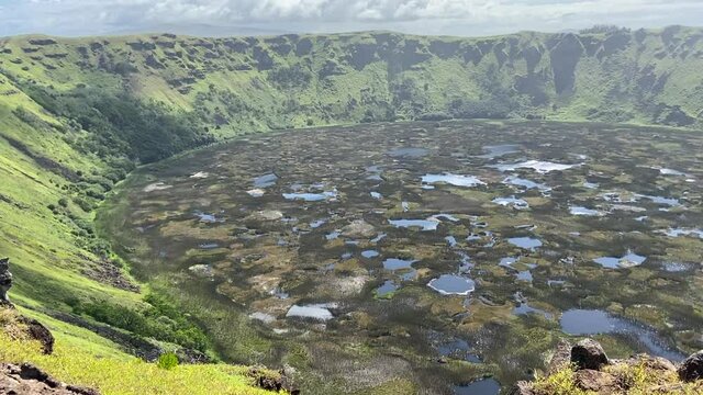Lac du crat&egrave;re du volcan Rano Kau &agrave; l'&icirc;le de P&acirc;ques
