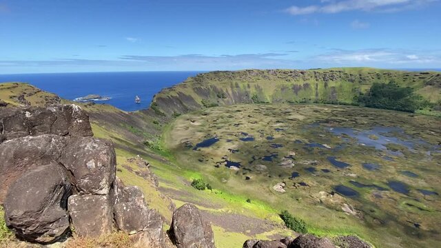 Crat&egrave;re du volcan Rano Kau &agrave; l'&icirc;le de P&acirc;ques