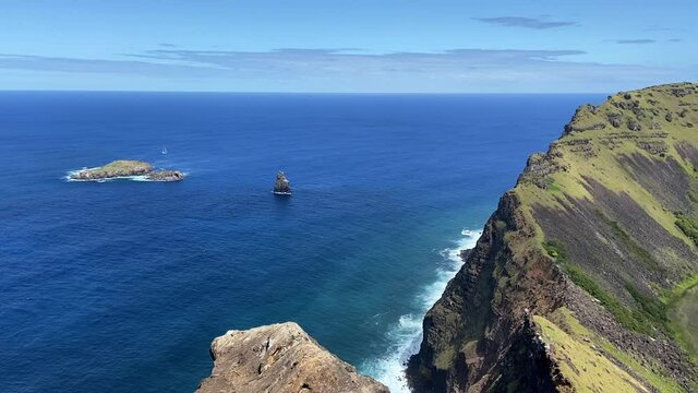 Motu Iti et crat&egrave;re du volcan Rano Kau &agrave; l'&icirc;le de P&acirc;ques