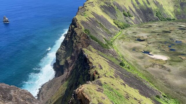 Met et crat&egrave;re du volcan Rano Kau &agrave; l'&icirc;le de P&acirc;ques