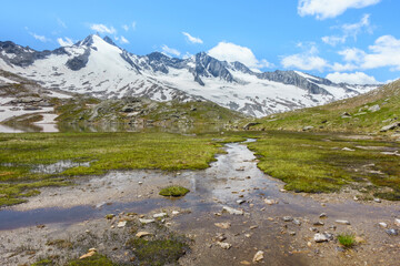 Fototapeta na wymiar Bergsee mit herrlichem Hintergrund in Tirol