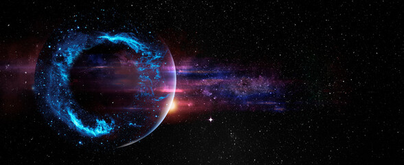 Schwarzes Loch über Sternenfeld im Weltraum, abstrakte Weltraumtapete mit Form des Buchstabens O und Lichtfunken mit Kopierraum. Elemente dieses von der NASA bereitgestellten Bildes.