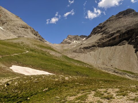 Lac d'Allos dans le parc du Mercantour au mont pelat avec des glacier et des animaux sauvages, randonn&eacute;es et refuges, Alpes de haute Provence, France, montage pic et sommet.