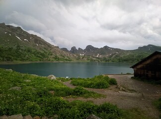Fototapeta premium Lac d'Allos dans le parc du Mercantour au mont pelat avec des glacier et des animaux sauvages, randonnées et refuges, Alpes de haute Provence, France, montage pic et sommet.