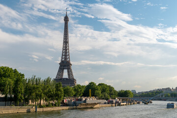 Blick auf den Eiffelturm und den Fluss Seine in der Stadt Paris.