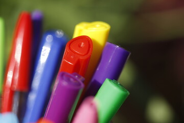 Kolorowe długopisy skuwki żywe kolory