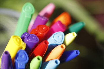 Kolorowe długopisy skuwki żywe kolory - obrazy, fototapety, plakaty