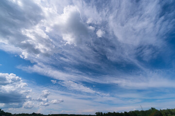 Fototapeta na wymiar Lekko zachmurzone niebo nad równiną.