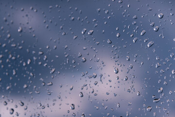 Krople deszczu na okiennej szybie.