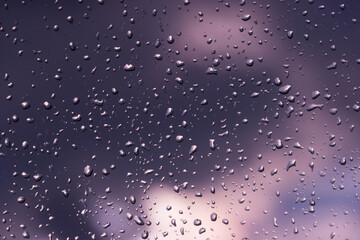 Krople deszczu na okiennej szybie. - obrazy, fototapety, plakaty