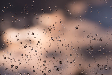 Krople deszczu na okiennej szybie. - obrazy, fototapety, plakaty