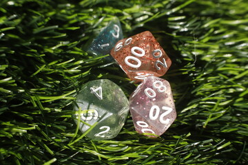 kostki transparentne do gry z liczbami © Seance_Photo_Sylwia