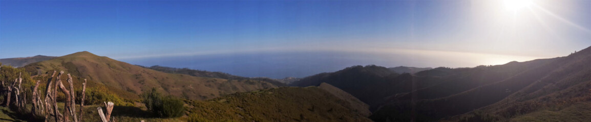 Fototapeta premium Madère, panoramique de la côte sud ouest vue du col de l'encumeada