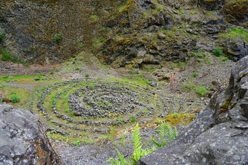Labyrinth aus Basaltbrocken im Vulkanschlot Arensberg in der Vulkaneifel in Rheinland Pfalz
