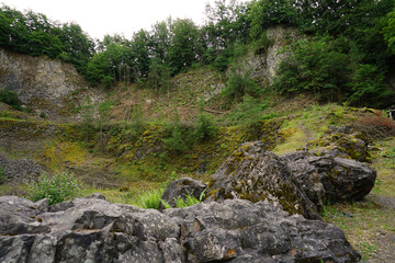 Ein Blick in den Vulkankrater Arensberg auch Arnulphusberg genannt in der Vulkaneifel in Rheinland Pfalz in Deutschland - A view of the Arensberg volcanic crater also called Arnulphusberg in the Vulk	