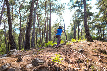 Obraz premium A woman runs along a mountain trail.