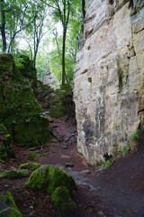 Wanderweg durch die Teufelsschlucht in der Eifel in Rheinland Pfalz - 
Hiking trail through the Teufelsschlucht in the Eifel in Rhineland Palatinate