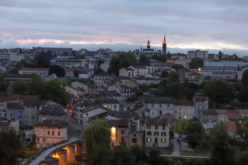 Fototapeta na wymiar Belle vue sur Limoges à la tombée de la nuit