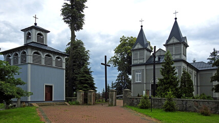 wybudowany w 1910 roku drewniany kosciol katolicki pod wezwaniem swietego bartlomieja apostola w miejscowosci paprotnia na mazowszu w polsce © Jacek Sakowicz