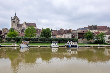 Obraz premium Altstadt von Dole mit Stiftskirche Notre-Dame