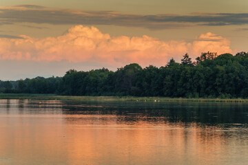 Obraz na płótnie Canvas Cloudy sunset over the lake