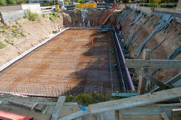 Hausbau, Betonstahlmatten verlegt, 
Keller, Isolierung, 
