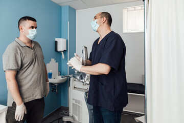 Obraz premium Doctor and patient talk in the consultation