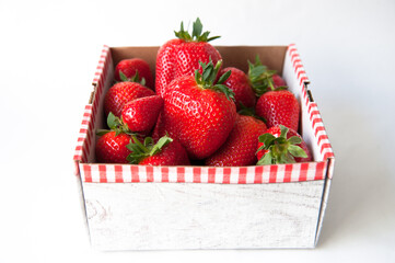 Frisch gepflückte Erdbeeren,
Erdbeere Früchte in Karton frisch vom Feld,
