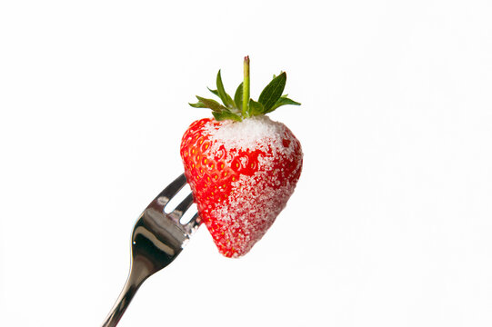 Frisch Erdbeere mit Zucker,
Gabel mit Erdbeere,
