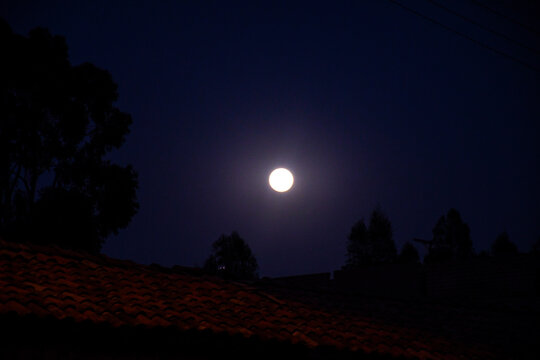 La luna sobre el tejada
