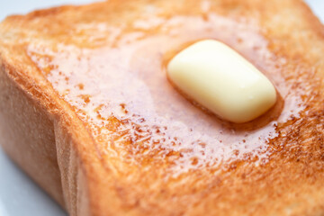 Fototapeta na wymiar 焼き立てのトーストと溶けたバター