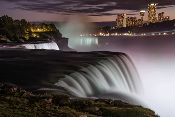 Tuinposter Lange blootstelling van Niagara Falls in de avond, verlicht met wit licht van Canadese kant, Buffalo NY © Somsubhra