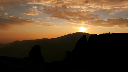 Paisaje de monta&ntilde;as con lagos y cielo azul celeste y atardecer