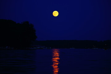 Obraz premium moon over lake