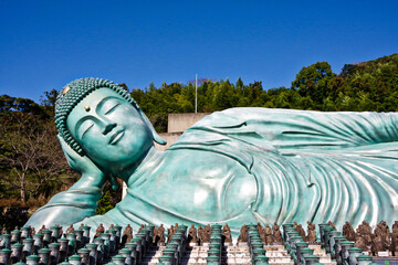 横たわる大仏
