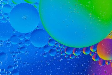 Air bubbles on the water surface