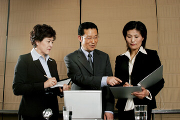 Manager discussing a project with his assistants