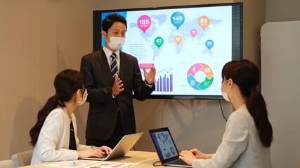 マスクを着用してミーティング