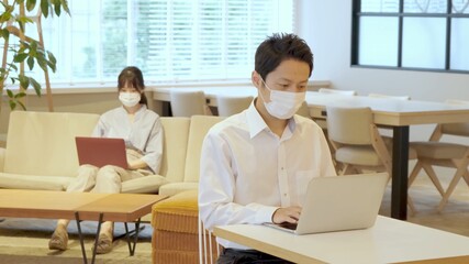 コワーキングスペースで働く人々