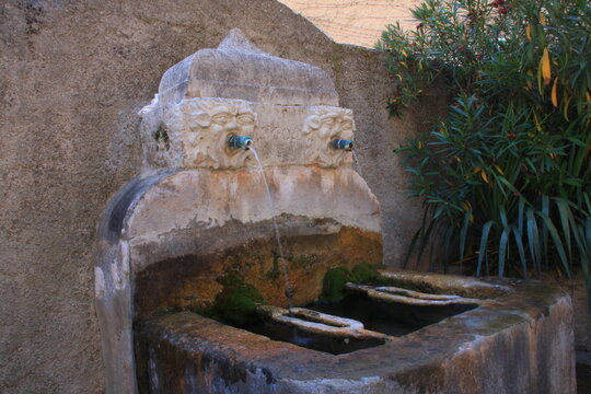 une fontaine à Cotignac