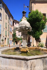 la fontaine des deux places &agrave; Cotignac