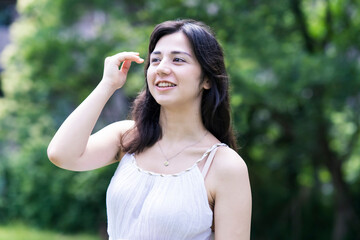 屋外での女性ポートレート