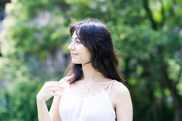 Naklejka premium 屋外での女性ポートレート