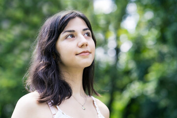 屋外での女性ポートレート