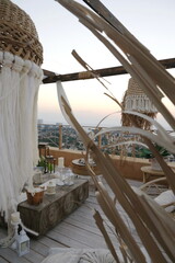Boho-Picknick auf dem Dach bei Sonnenaufgang © Tetiana