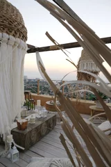 Boho-Picknick auf dem Dach bei Sonnenaufgang © Tetiana